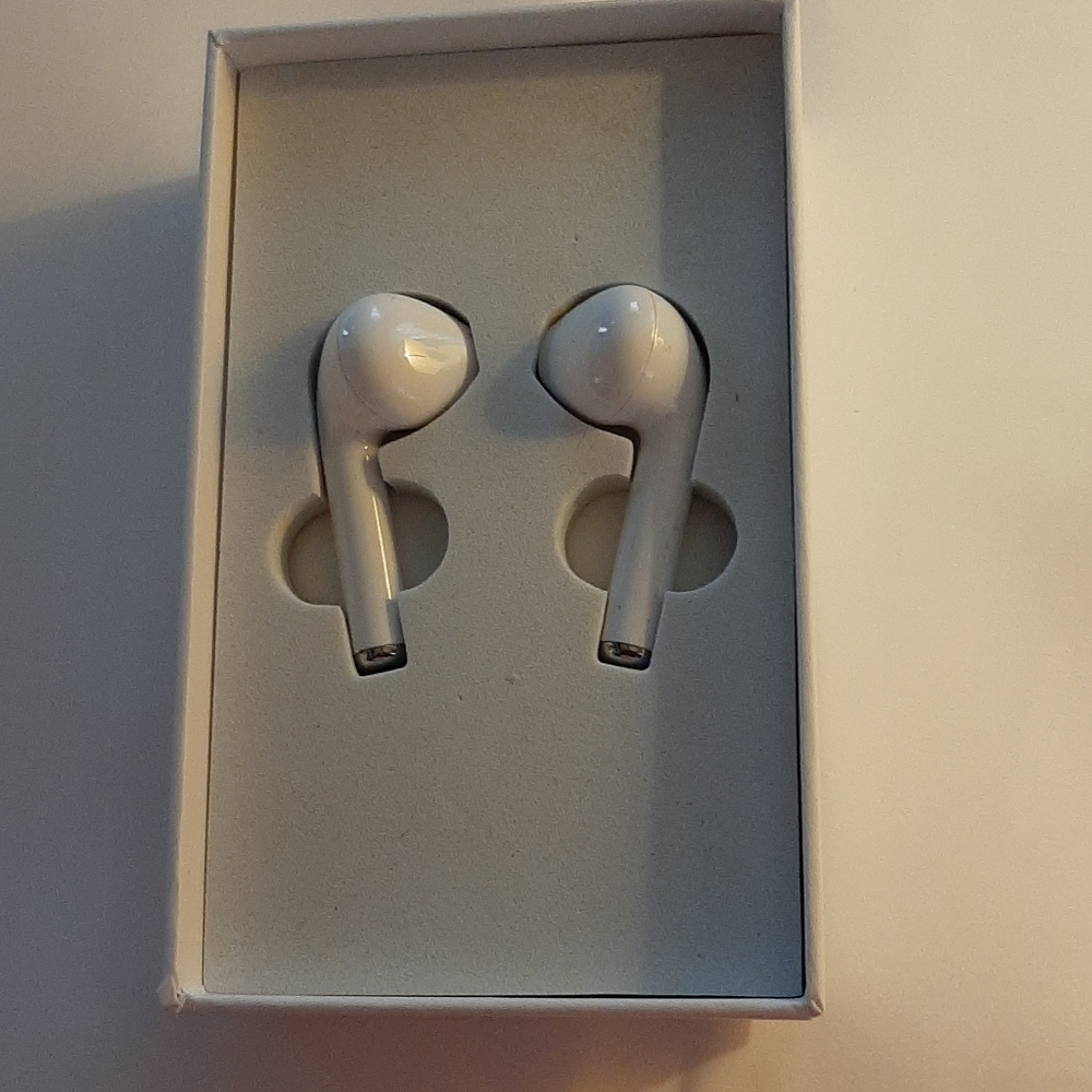 Earbuds - Picture 2 of 5